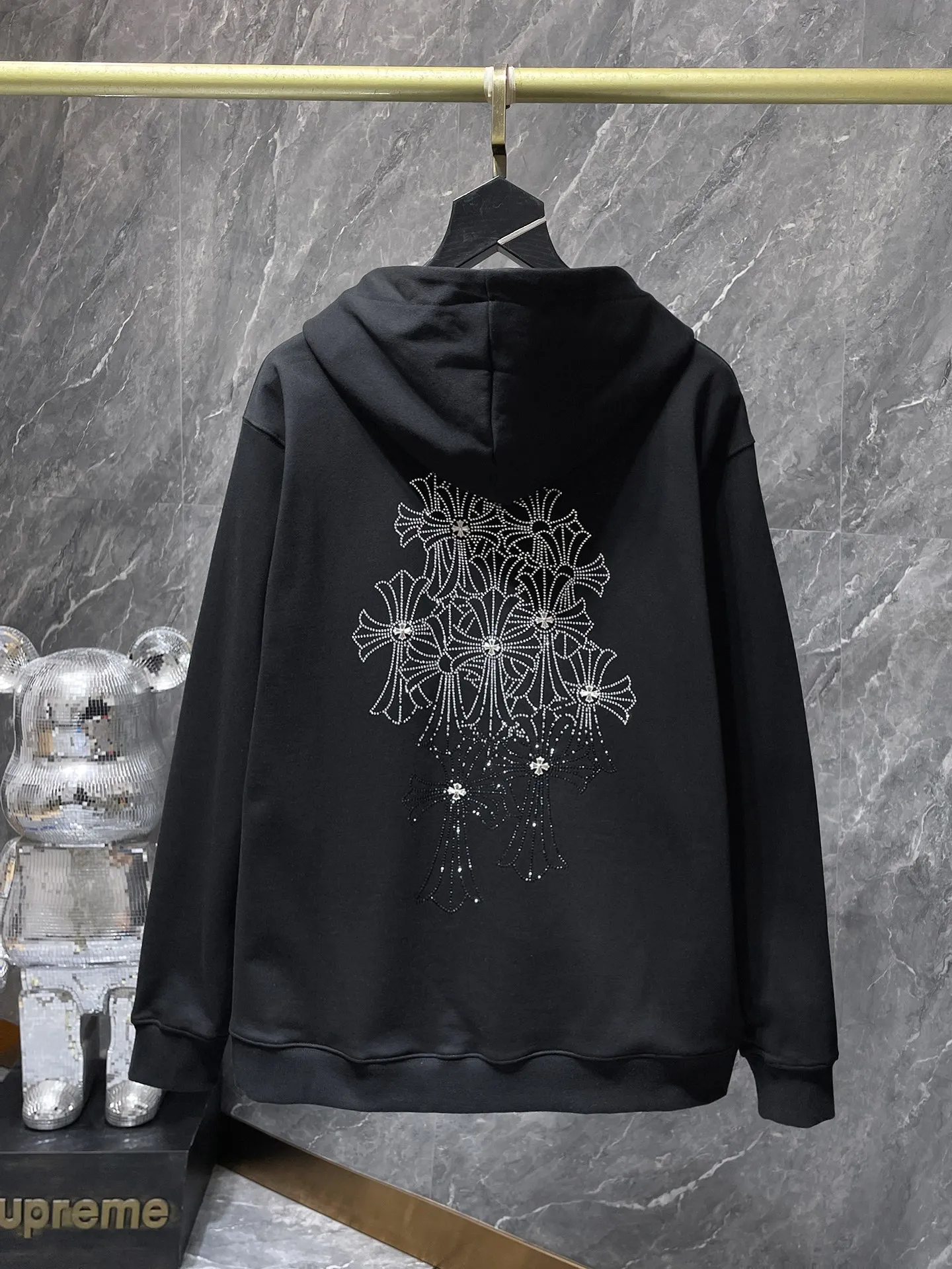 P276 Chrome Hearts Autumn and Winter 2025 Counter Synchronization Chrome Hot Diamond Cross Handmade Willow Sweatshirt Imported Diamond➕Handmade Willow Improved Customized Version 1:1 High Weight High Quality Fabric Recommended Color: Black White Code Number: S, M, L, XL